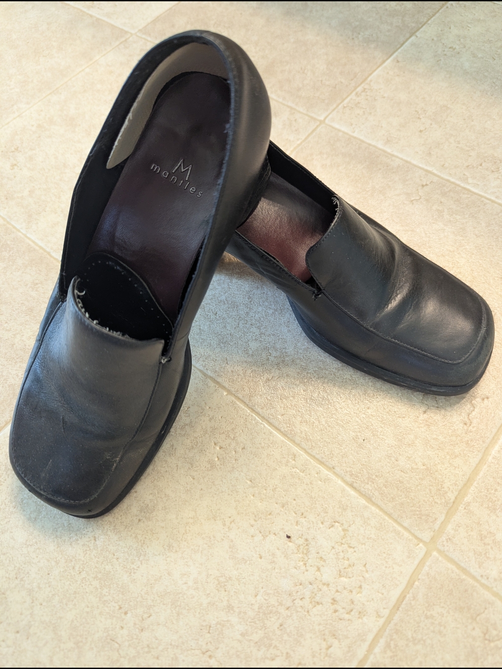 Mantles Women's Black Leather Slip-On Heeled Loafers
